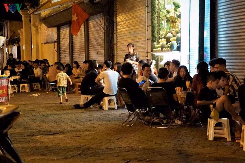 Một số hàng quán bán cà phê, nước giải khát lấn cả vỉa hè để phục vụ một lượng khách khá lớn.