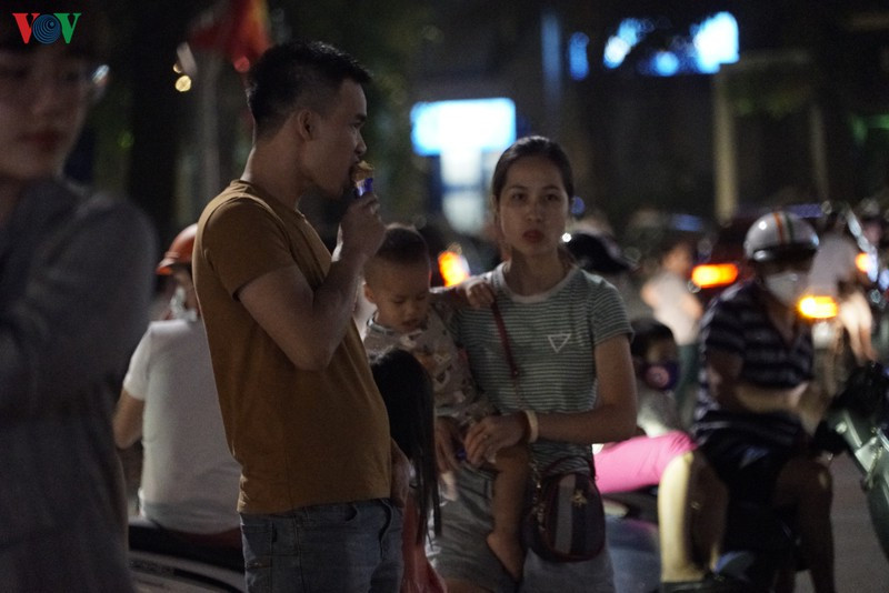 Mọi người đứng tụ tập chụp ảnh, ăn uống vô tư cho dù Thủ đô Hà Nội vẫn thuộc nhóm có nguy cơ liên quan tới dịch Covid-19.