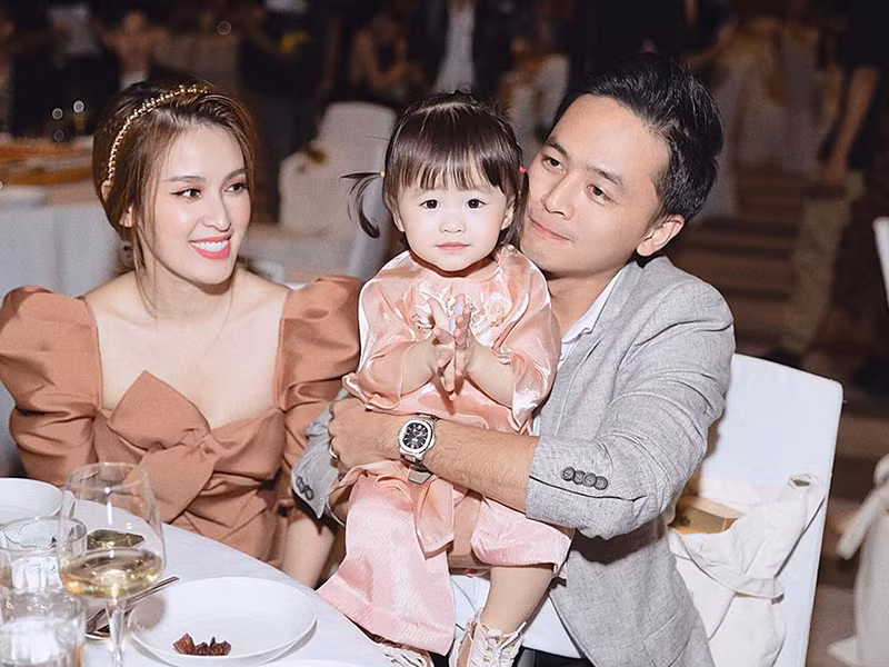 Cô còn bức xúc viết: “Lần đầu tiên tôi đọc bình luận mà tôi bó tay đó mọi người. Lúc tôi và Văn Anh công khai yêu nhau, thì nói tụi tôi giả bộ PR. Lúc yêu được 2 năm và sắp cưới, thì nói là hợp đồng thôi vì Văn Anh là gay. Cưới được 2 năm, có bầu luôn thì nghe bảo là do nhà Văn Anh giàu lắm, Văn Anh đại gia, nên tui cưới vì tiền. Xong giờ con 2 tuổi thì có tin tụi tui ly hôn mà không công khai. Ôi… nếu là mọi người. Mọi người làm sao đây”.