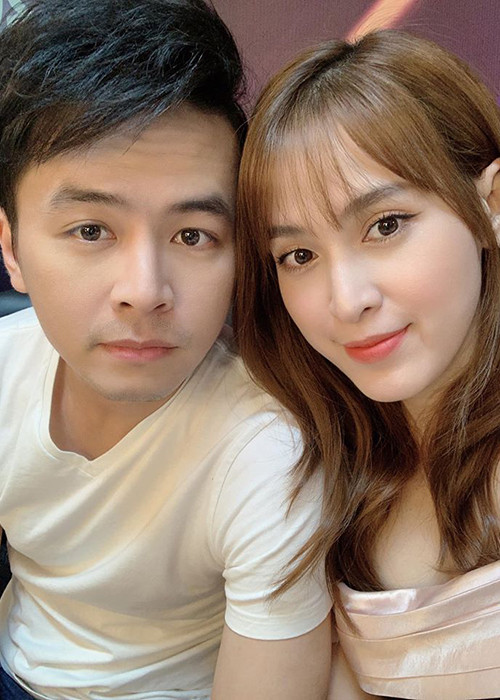 Tú Vi chia sẻ, Văn Anh không mấy khi ghen tuông vì cô đi công tác dài ngày hay đóng cảnh tình cảm với bạn diễn nam.