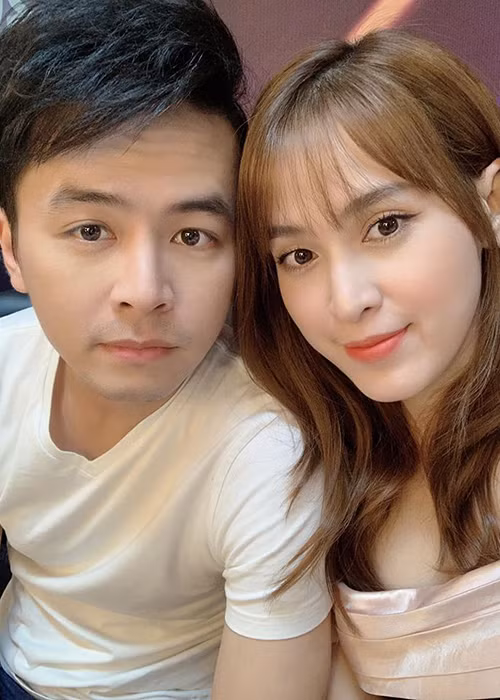 Tú Vi chia sẻ, Văn Anh không mấy khi ghen tuông vì cô đi công tác dài ngày hay đóng cảnh tình cảm với bạn diễn nam.