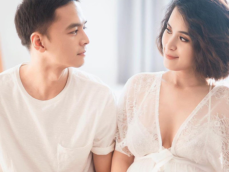 Tú Vi đáp lời: "Đúng là chúng ta, người hụt cái này, cái kia. May mắn Chúa đã cho em gặp anh, giúp em biết người đàn ông trong mộng của em là như thế nào. Lúc quen nhau một tuần, anh đã nói anh sẽ cưới em. Em cám ơn anh đã làm điều đó. Em muốn mình sống bên nhau suốt đời và giữ lời thề nguyện hôm nay. Anh là duy nhất của em".