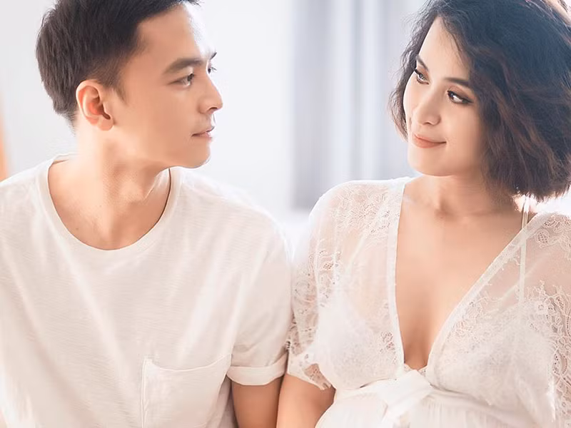 Tú Vi đáp lời: "Đúng là chúng ta, người hụt cái này, cái kia. May mắn Chúa đã cho em gặp anh, giúp em biết người đàn ông trong mộng của em là như thế nào. Lúc quen nhau một tuần, anh đã nói anh sẽ cưới em. Em cám ơn anh đã làm điều đó. Em muốn mình sống bên nhau suốt đời và giữ lời thề nguyện hôm nay. Anh là duy nhất của em".