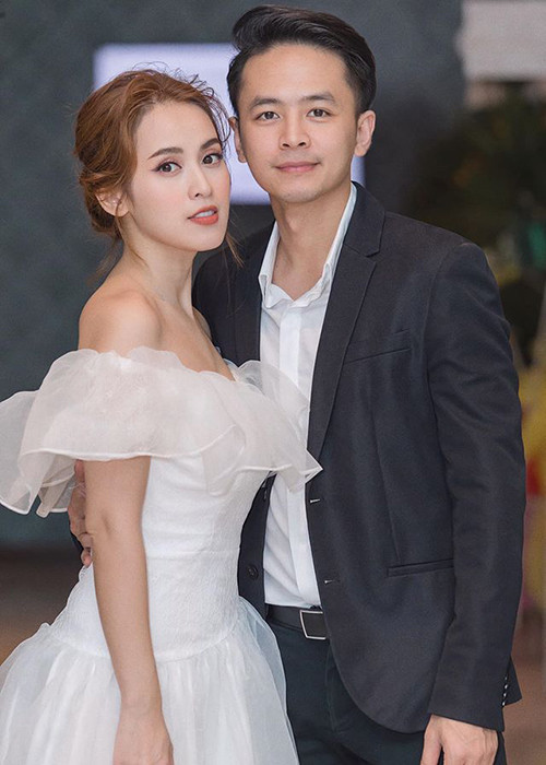 Văn Anh chia sẻ với Tú Vi: "Gặp gỡ em và yêu em như là một định mệnh đối với cuộc đời anh. Người thiếu cái này, người thiếu cái kia và cả hai bù đắp cho nhau. Đây là lần đầu tiên và cũng là lần cuối cùng anh trao nhẫn cưới. 'Hãy cùng nhìn nhau già nua' là câu nói của em mà anh thích nhất. Mình hãy cùng làm điều đó nhé".