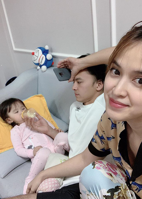 Vợ chồng Văn Anh thay nhau chăm sóc con gái.