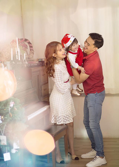 Mới đây, Tú Vi rất bức xúc khi bị antifan tung tin đồn thất thiệt. “Ly hôn rồi sao không công khai cho mọi người biết”, antifan này viết. Tú Vi lập tức đáp trả: “Trời, lạy. Bạn ở đâu ra? Bạn ăn bậy thì được nhưng nói bậy thì không được đâu nha bạn”.