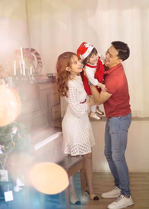 Mới đây, Tú Vi rất bức xúc khi bị antifan tung tin đồn thất thiệt. “Ly hôn rồi sao không công khai cho mọi người biết”, antifan này viết. Tú Vi lập tức đáp trả: “Trời, lạy. Bạn ở đâu ra? Bạn ăn bậy thì được nhưng nói bậy thì không được đâu nha bạn”.