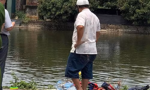 Hung Yen: Phat hien thi the me don than cung xe may duoi ao