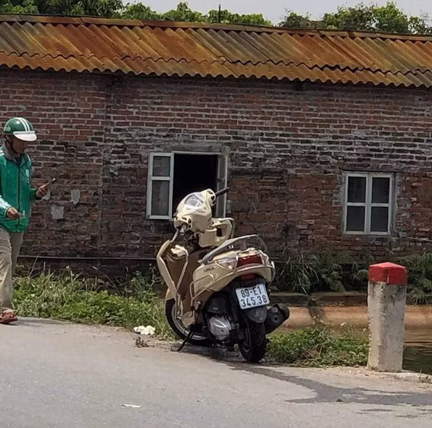 Hung Yen: Phat hien thi the me don than cung xe may duoi ao-Hinh-2