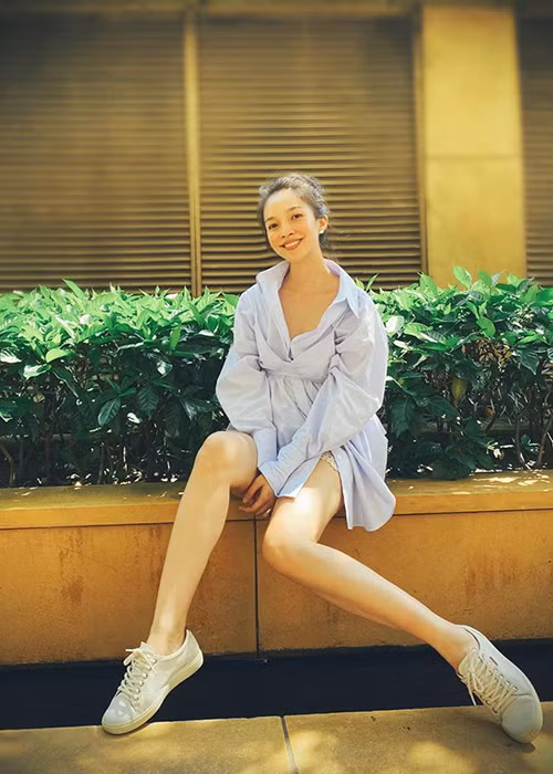 Nữ ca sĩ thường diện váy áo khoe đôi chân dài thẳng tắp.