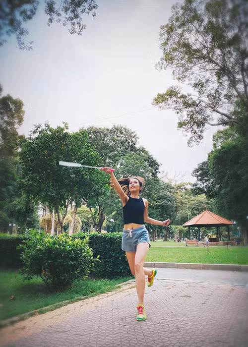 Hiền Thục chia sẻ hình ảnh gầy trơ xương sau khi ăn chay được 24 ngày, một người bạn liền bày tỏ không hiểu lý do vì sao cô lại thích giảm cân.