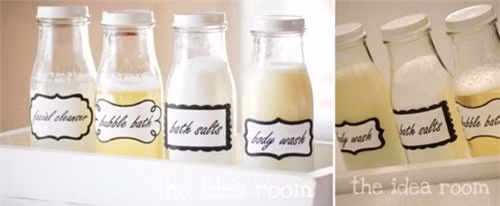 Đổ tất cả các sản phẩm bạn cần vào các chai cùng loại và dán nhãn cho từng chai. Phòng tắm của bạn trông sẽ hợp thời và giản dị hơn!