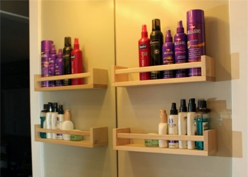 Bạn sẽ ngạc nhiên với những chiếc giá đơn giản này. Chúng phù hợp hoàn toàn với cách bài trí trong phòng tắm của bạn, đồng thời vô cùng hữu dụng cho việc phân loại và cất trữ chai lọ.