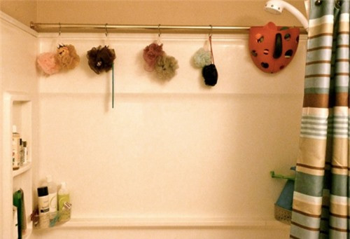 Lắp thêm móc treo gần vòi hoa sen để treo đồ dùng và đểđảm bảo chúng luôn nằm trong tầm với cùng lúc.