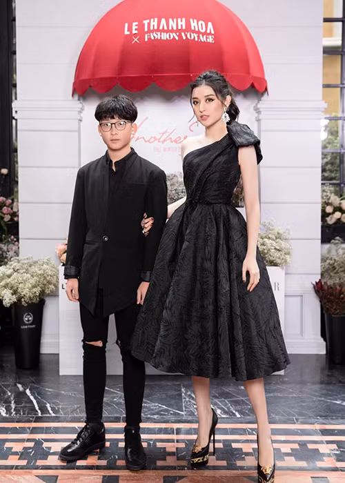 Thi thoảng, Việt Anh vẫn xuất hiện bên chị gái nổi tiếng tại các sự kiện giải trí.