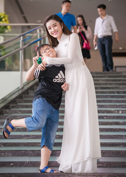 Em trai A hau Huyen My lot xac nhu hot boy Han Quoc