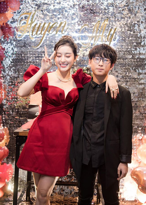 Việt Anh sở hữu chiều cao vượt trội (1m74), gương mặt nhỏ cùng sống mũi cao, nước da trắng.