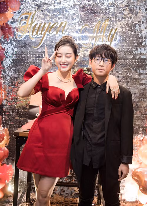 Việt Anh sở hữu chiều cao vượt trội (1m74), gương mặt nhỏ cùng sống mũi cao, nước da trắng.