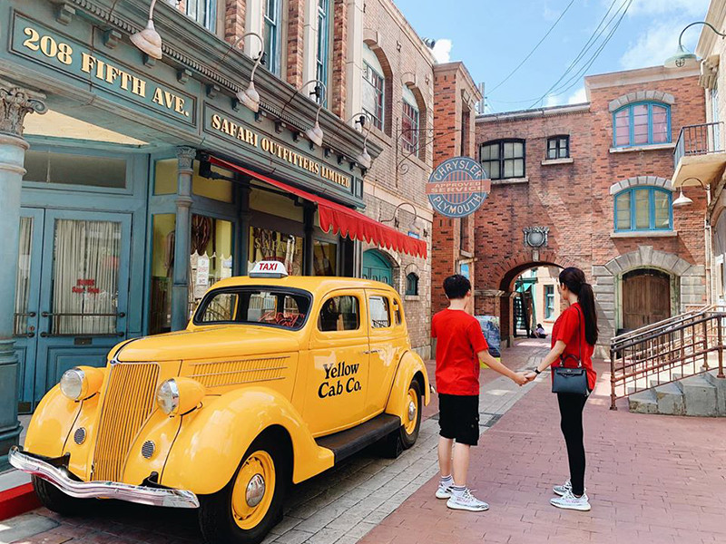 Hai chị em thường xuyên mặc áo đôi, đi giày đôi.