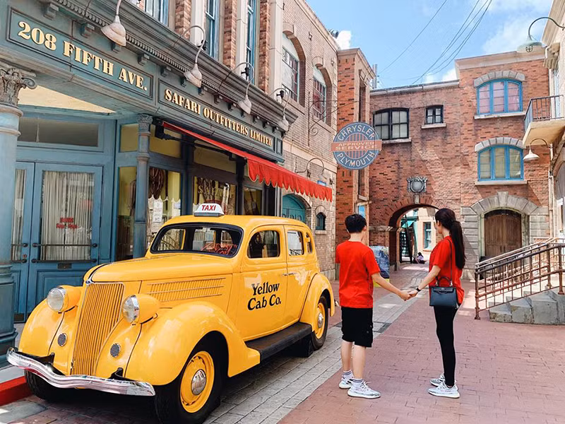 Hai chị em thường xuyên mặc áo đôi, đi giày đôi.