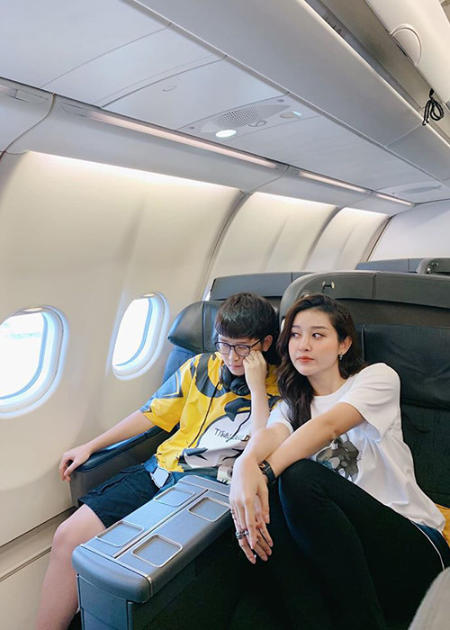 Nàng á hậu từng tâm sự: "Ngày bé, hai chị em có vẻ không hợp nhau lắm. Thế nhưng khi lớn lên, Việt Anh lại điềm đạm, ít nói và chín chắn hơn trước. Chính vì vậy, hai chị em gần gũi hơn trước rất nhiều”.