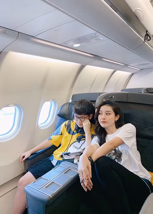 Nàng á hậu từng tâm sự: "Ngày bé, hai chị em có vẻ không hợp nhau lắm. Thế nhưng khi lớn lên, Việt Anh lại điềm đạm, ít nói và chín chắn hơn trước. Chính vì vậy, hai chị em gần gũi hơn trước rất nhiều”.