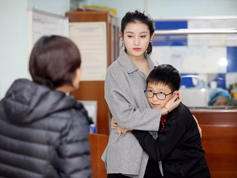 Hình ảnh Việt Anh bên chị gái khi cùng đi làm từ thiện cách đây ít năm.