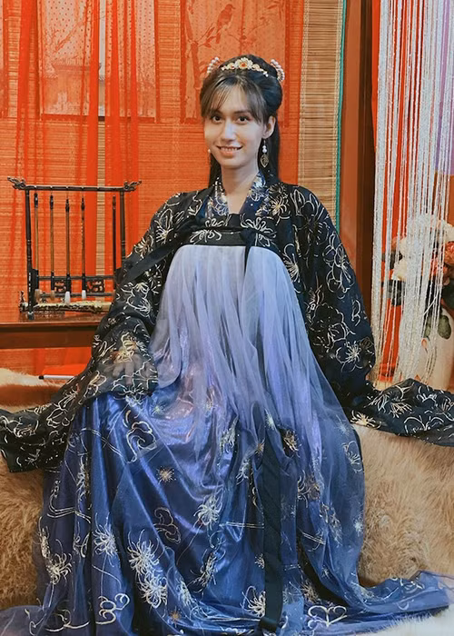 Mới đây, giọng ca "Tạm biệt nhé" không ngần ngại chia sẻ bộ ảnh được chụp bằng điện thoại, trang điểm và làm tóc khá vội vàng.