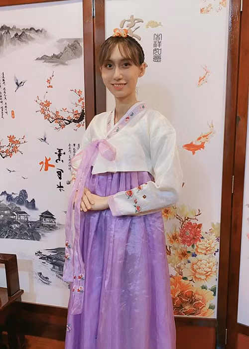 Giọng ca sinh năm 1988 dịu dàng trong trang phục phụ nữ Hàn Quốc.