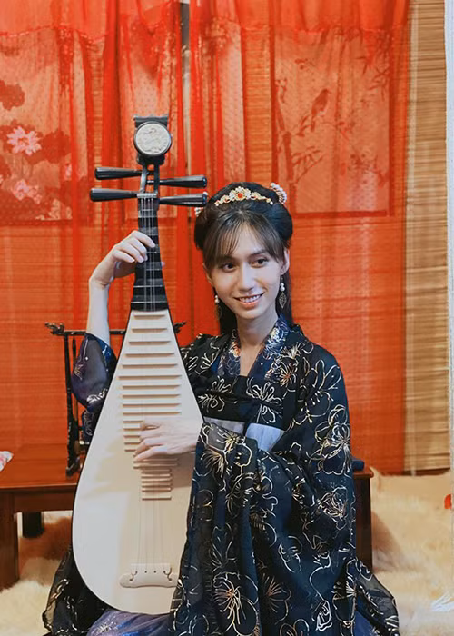 Ngoài yết hầu, Lynk Lee thừa nhận phần mí mắt cũng là khuyết điểm của mình.