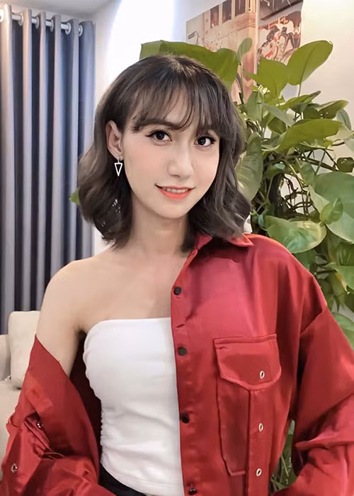 "Từ nay em sẽ chính thức đổi tên thành: Tô Ngọc Bảo Linh nha cả nhà. Nếu sau này có thấy tên em thì cũng đừng bỡ ngỡ nhé. Cái tên này cũng đã được thống nhất bởi mẹ em từ đầu ạ. Mong một ngày được Facebook đổi tên cho ạ", Lynk Lee chia sẻ.