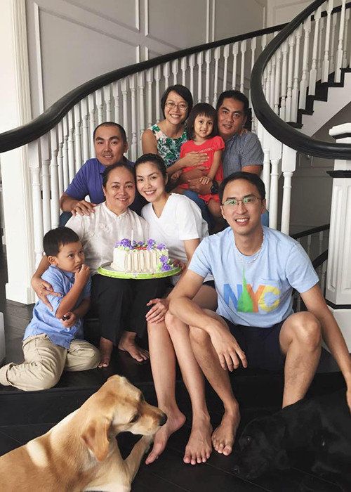 Không ít lần, Hà Tăng thấy mẹ rớt nước mắt vì cuộc sống khó khăn. Nữ diễn viên cũng khóc theo dù chưa hiểu hết nỗi lòng mẹ vì còn nhỏ.