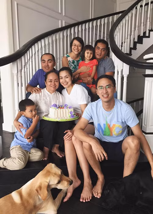 Không ít lần, Hà Tăng thấy mẹ rớt nước mắt vì cuộc sống khó khăn. Nữ diễn viên cũng khóc theo dù chưa hiểu hết nỗi lòng mẹ vì còn nhỏ.