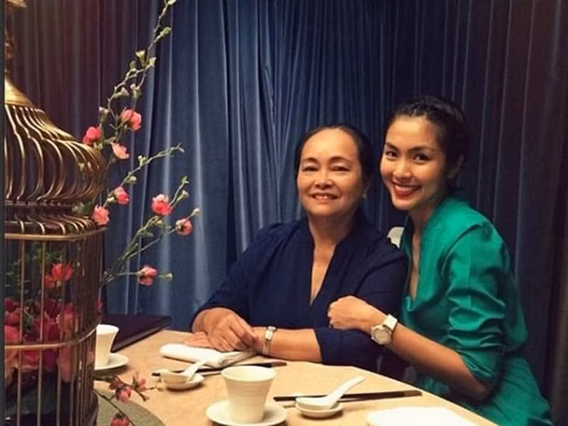 Theo Hà Tăng, mẹ luôn yêu cô một cách vô điều kiện, thậm chí ngay cả khi cô không đáng được yêu nhiều đến thế.