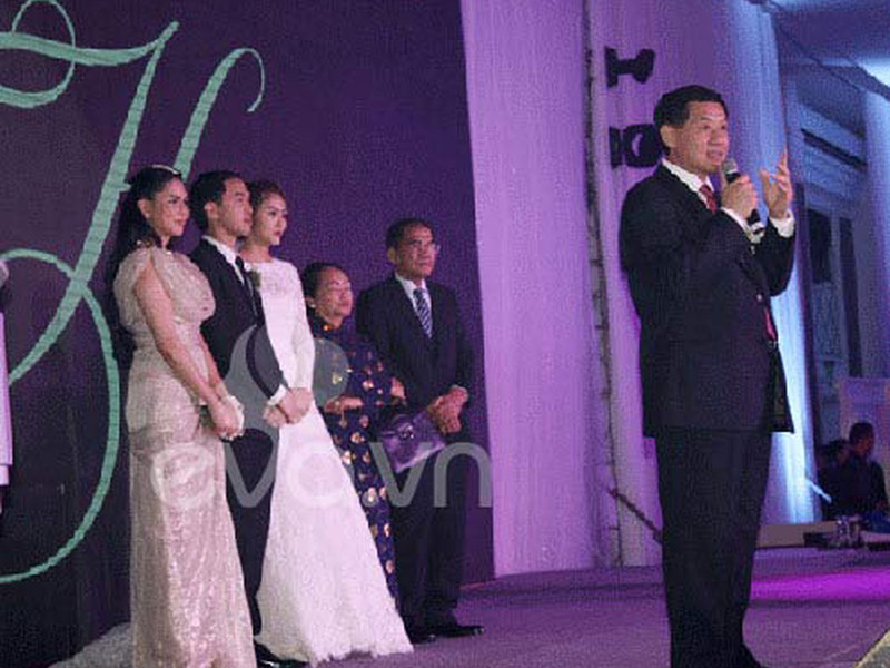 Hình ảnh Hà Tăng bên bố mẹ đẻ và bố mẹ chồng trong đám cưới. Ảnh: Khám phá