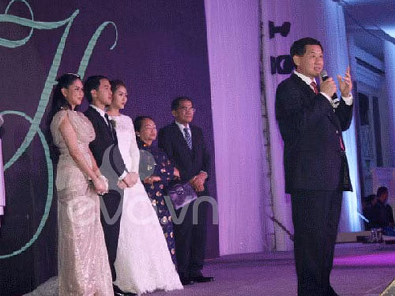 Hình ảnh Hà Tăng bên bố mẹ đẻ và bố mẹ chồng trong đám cưới. Ảnh: Khám phá