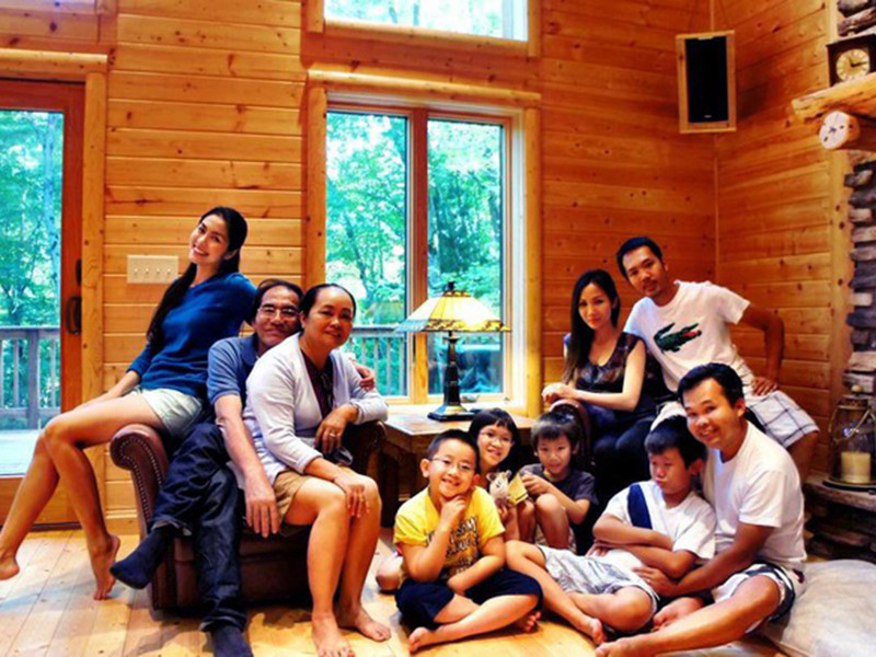 Bố mẹ đẻ của Hà Tăng có cuộc sống giản dị và bình yên. Theo lời nữ diễn viên, cô ít công khai hình ảnh về gia đình bố mẹ đẻ vì không muốn làm xáo trộn cuộc sống của họ.