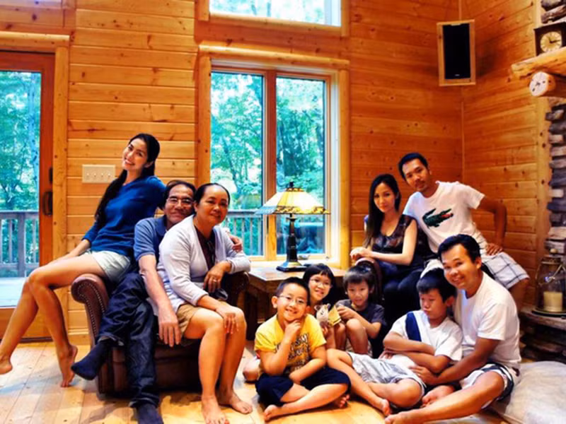 Bố mẹ đẻ của Hà Tăng có cuộc sống giản dị và bình yên. Theo lời nữ diễn viên, cô ít công khai hình ảnh về gia đình bố mẹ đẻ vì không muốn làm xáo trộn cuộc sống của họ.