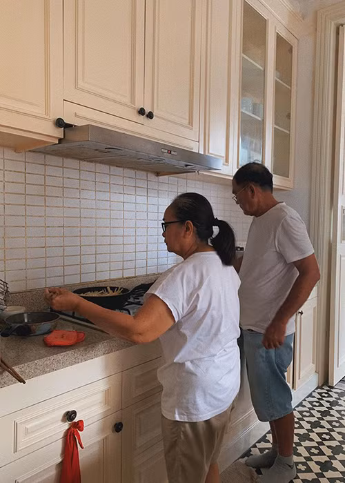 Nàng ngọc nữ từng bày tỏ cảm thấy mình may mắn, hạnh phúc khi được đấng sinh thành chuẩn bị đồ ăn sáng.