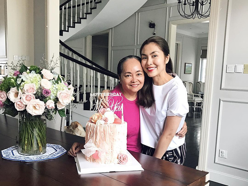 Ngày nhỏ, Tăng Thanh Hà thường phụ bố mẹ bán nước mía ngoài đường hay đạp xe giao cơm những lúc chưa phải đi học. Khi đó, công việc làm ăn của gia đình thất bại, bố mẹ cô phải bán căn nhà đi để trả nợ.