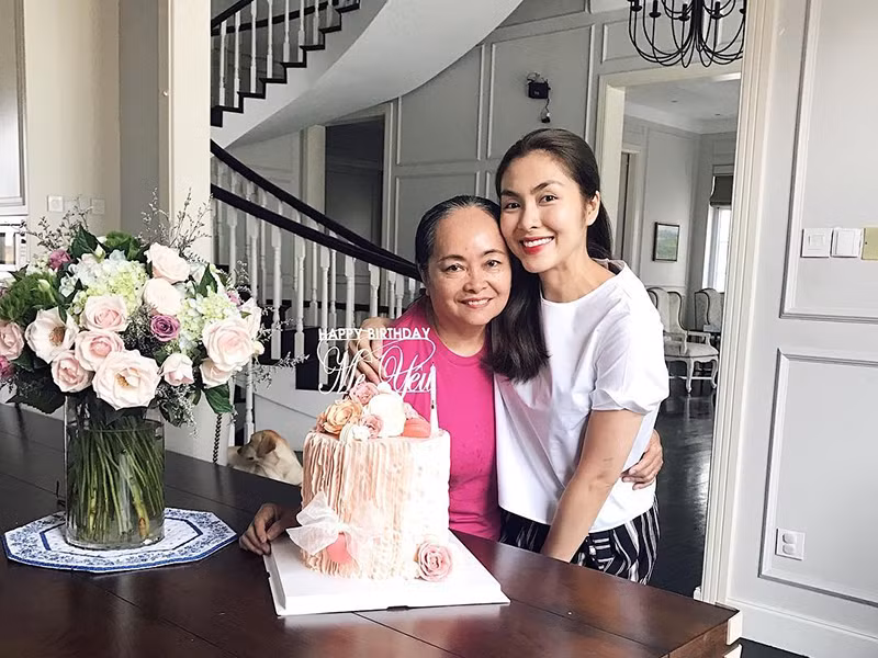 Ngày nhỏ, Tăng Thanh Hà thường phụ bố mẹ bán nước mía ngoài đường hay đạp xe giao cơm những lúc chưa phải đi học. Khi đó, công việc làm ăn của gia đình thất bại, bố mẹ cô phải bán căn nhà đi để trả nợ.