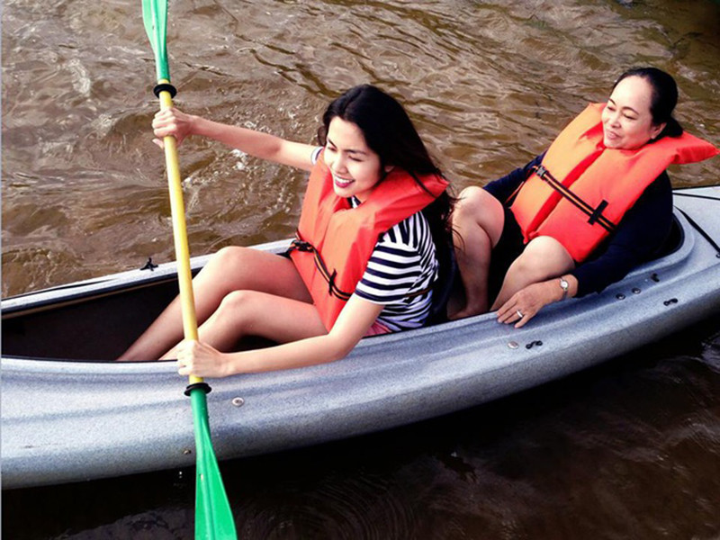 “Mẹ đã dùng trải nghiệm của cả cuộc đời mình để nói với tôi về điều đó. Nếu mẹ không nhẫn nhịn và hy sinh, thì cuộc hôn nhân với ba tôi đâu có bền vững tới giờ, và cuộc sống của gia đình tôi đâu có được yên ấm đến vậy”, nàng ngọc nữ nói.