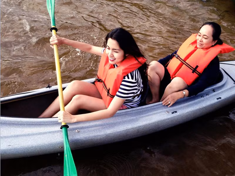 “Mẹ đã dùng trải nghiệm của cả cuộc đời mình để nói với tôi về điều đó. Nếu mẹ không nhẫn nhịn và hy sinh, thì cuộc hôn nhân với ba tôi đâu có bền vững tới giờ, và cuộc sống của gia đình tôi đâu có được yên ấm đến vậy”, nàng ngọc nữ nói.