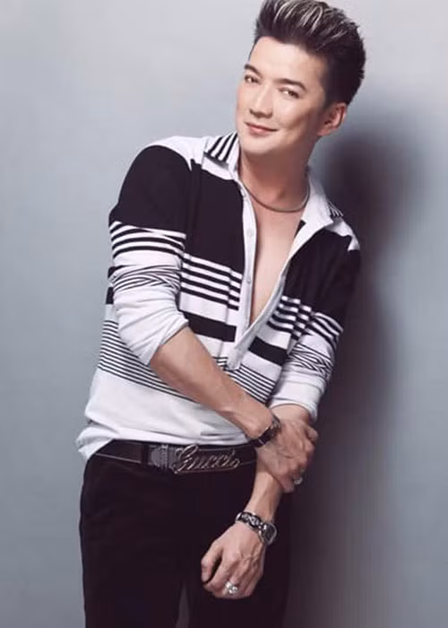 Đàm Vĩnh Hưng từng liên tục bị kẻ xấu giả mạo trang Facebook cá nhân, đăng nội dung xấu. Vì vậy, nam ca sĩ đã trực tiếp đến gặp một thanh niên giả mạo Facebook của anh sống tại Vinh, bắt người này viết cam kết không được dùng hình ảnh của anh nữa.