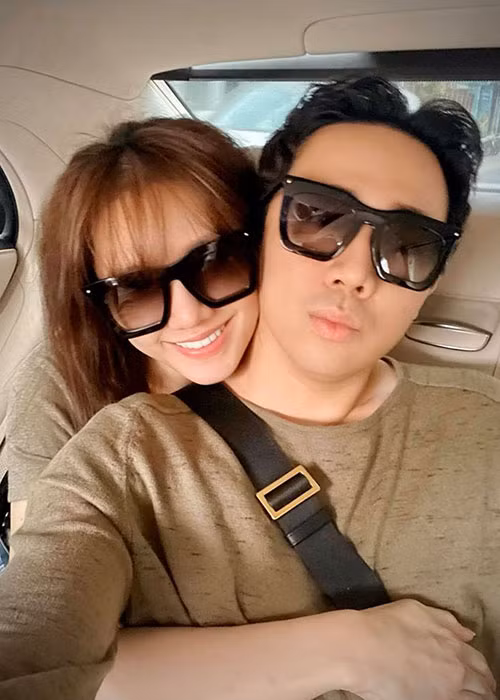 Trấn Thành viết: “Bạn có thể không thích tôi nhưng không thể nhân danh bất cứ cái gì mà vào nhà tôi phỉ báng và nguyền rủa gia đình, vợ tôi. Nếu bạn chỉ viết vu vơ một bình luận, tôi còn bỏ qua được. Đằng này là trả lời từng fan của tôi, liên tục nguyền rủa gia đình tôi bằng những lời cay nghiệt và tỏ ra cực kỳ khoái chí với việc đó”. Ngoài ra, nam danh hài khẳng định sẽ nhờ công an vào cuộc để tìm ra kẻ “ác mồm” là ai.