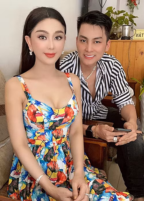 Gần đây, nữ ca sĩ chuyển giới khoe được ông xã Phi Hùng chiều chuộng, tự tay nấu thức ăn giảm cân.