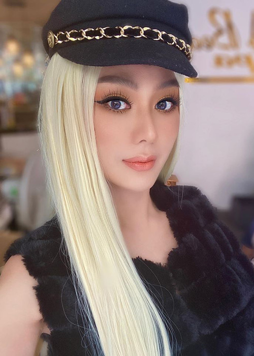 Nữ ca sĩ chuyển giới thường chọn phong cách trang điểm khá đậm.