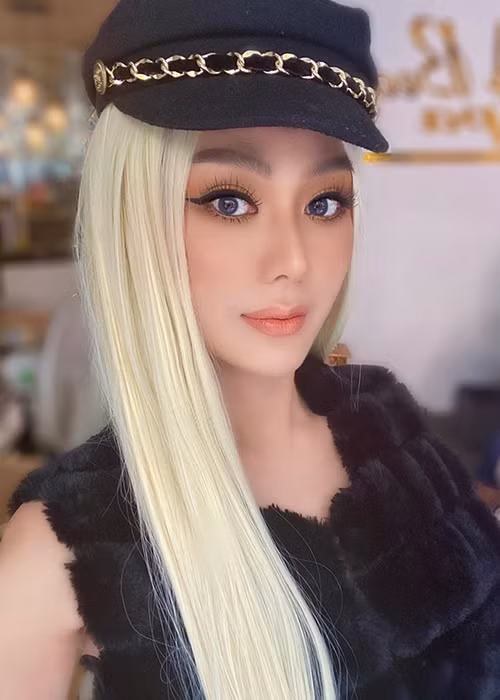 Nữ ca sĩ chuyển giới thường chọn phong cách trang điểm khá đậm.