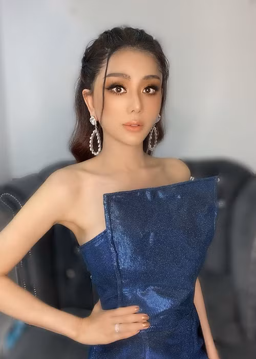 Cách đây ít lâu, Lâm Khánh Chi rất bức xúc khi bị chê gương mặt mộc của cô khi tháo lens mắt thì trở nên nhăn nheo, lộ quầng thâm.