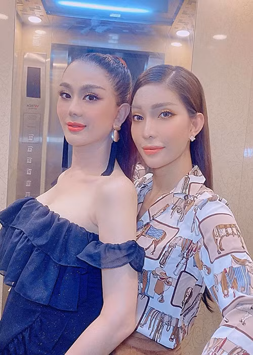 Nữ ca sĩ chuyển giới chuộng trang phục trễ vai, cúp ngực tôn vòng 2.